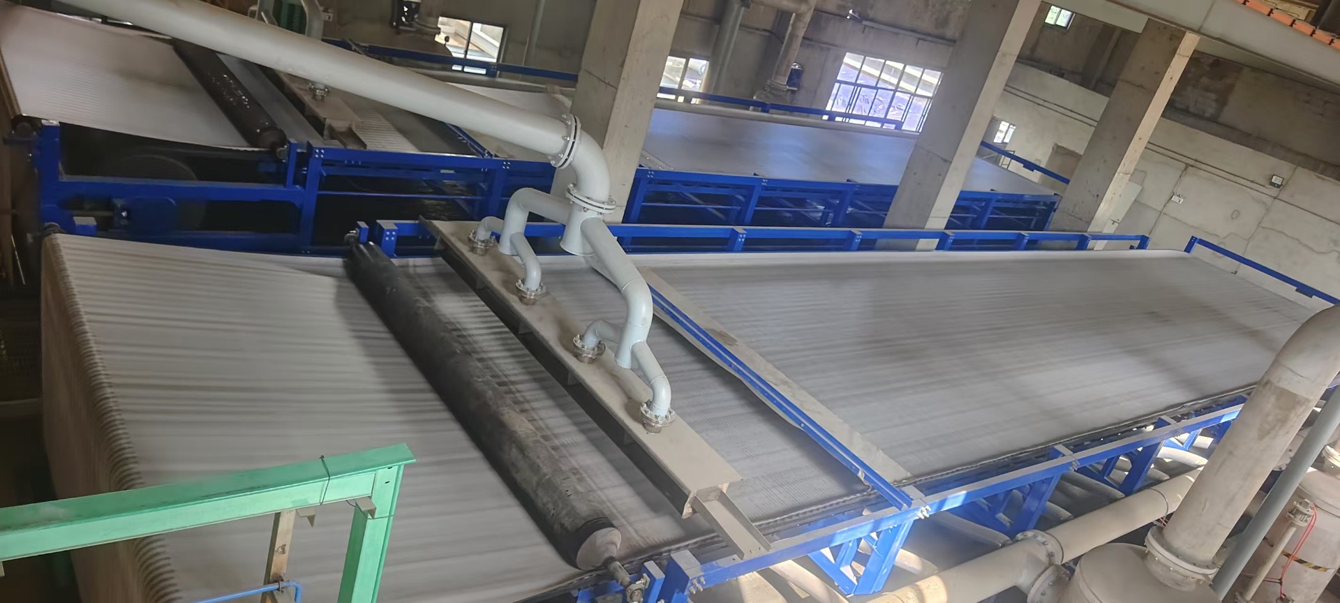 如何確定所需真空帶式過濾機的過濾面積等關(guān)鍵參數(shù)？